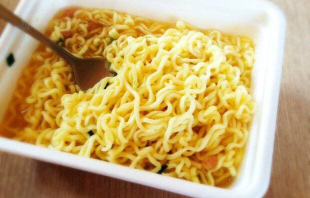 Negatywne skutki spożywania makaronu instant!